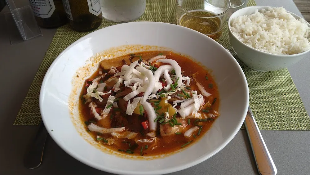 Poulet Sauce Piquante Et Riz Blanc